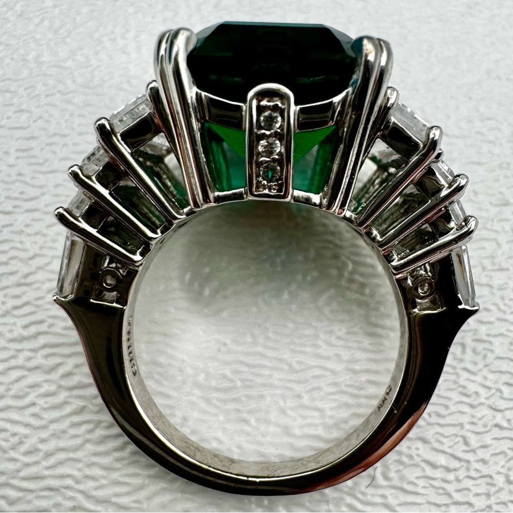 Emerald Green Silver Ring - Picture 4 of 10